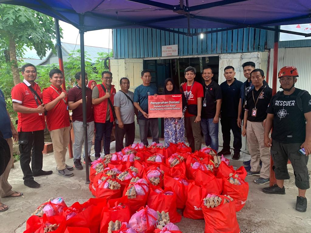  Telkomsel Salurkan 125 Paket Sembako Bagi Korban Banjir Pare-Pare