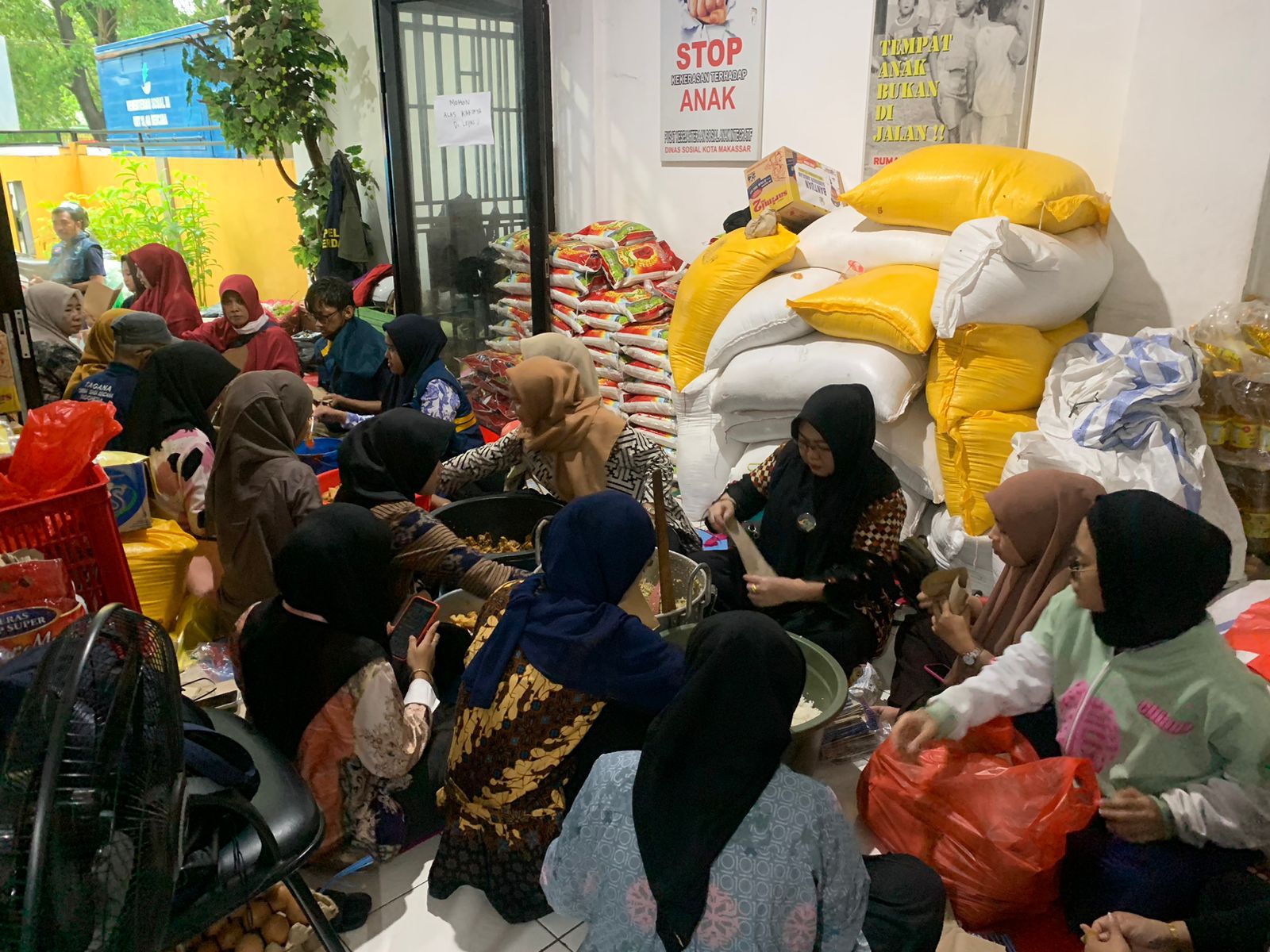  1.000 Paket Makanan Siap Saji Di Salurkan Dinas Sosial Kota Makassar