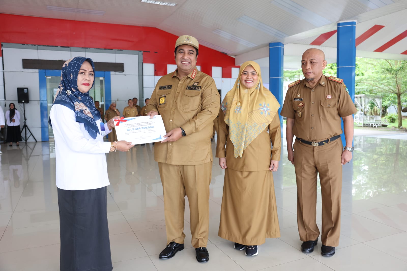  ANDI RITA SERAHKAN RINCIAN DANA ALOKASI KHUSUS BKKBNSENILAI 5,36 MILYAR KEPADA PEMKAB MAROS