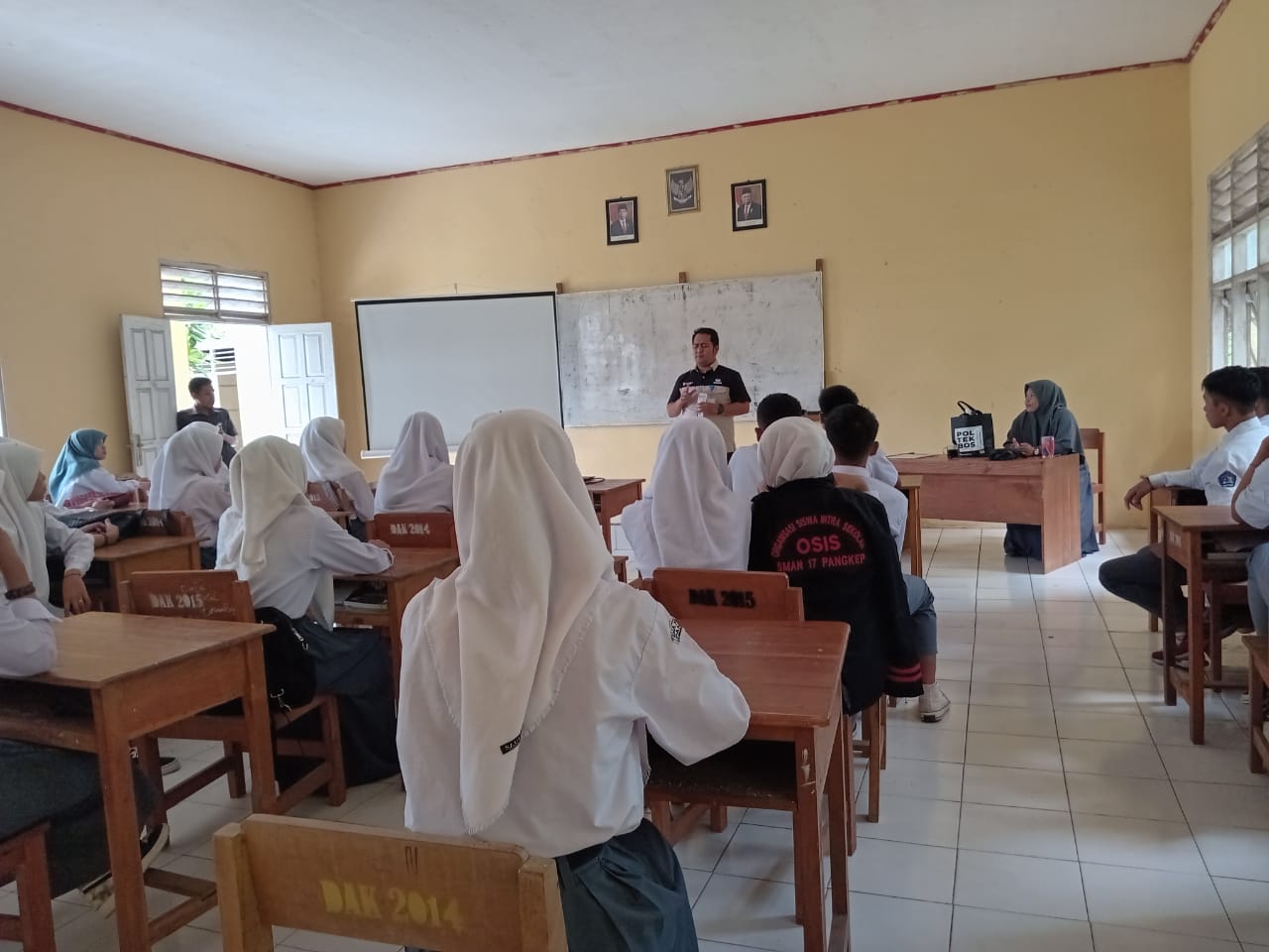  Poltekbos Berikan Beasiswa ke SMA Negeri 17 Pangkep
