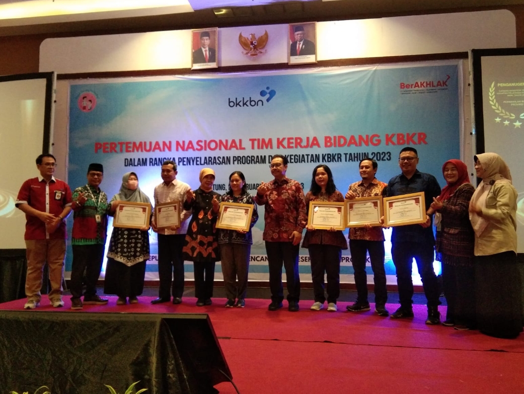  BKKBN Sulsel Raih Penghargaan Pelayanan KB Terbanyak Ke-3