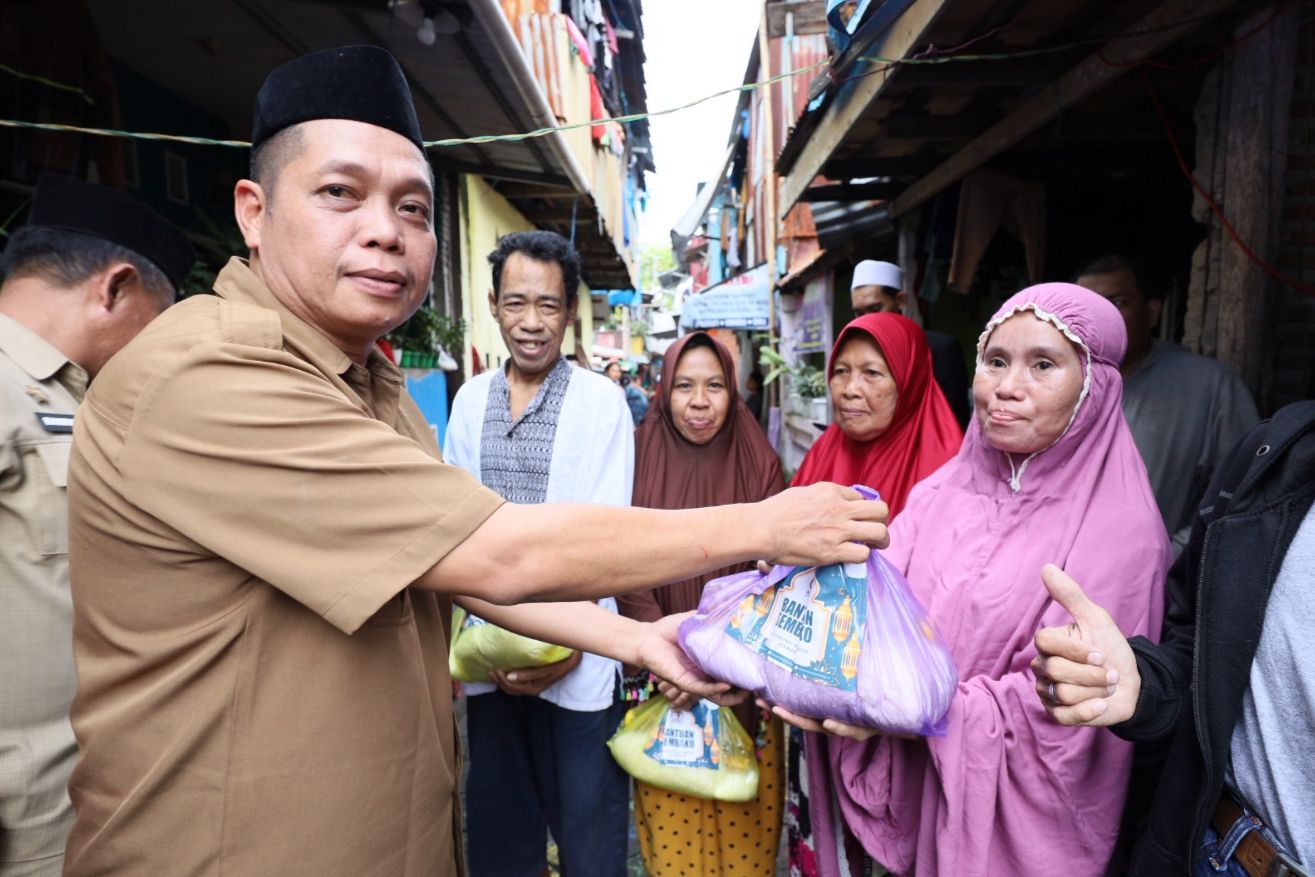  30 Paket Sembako di Tebar Dinas Kominfo di Dua Kelurahan