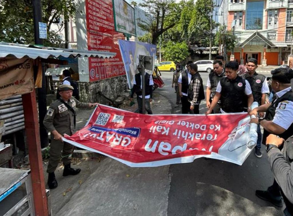  Bapenda Makassar Tertibkan Reklame Pasca Libur Lebaran