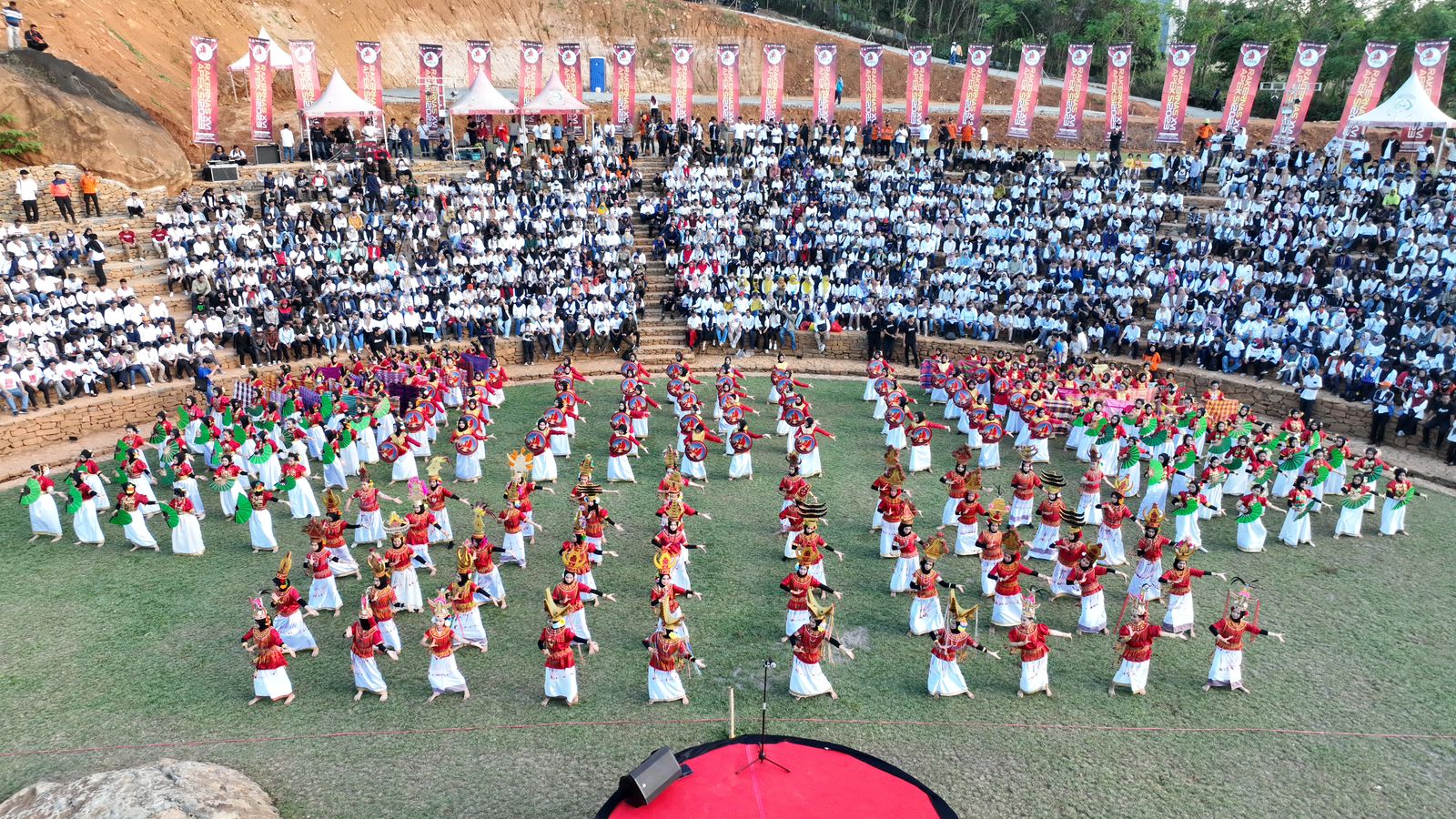  250 Penari Kolosal Warnai Pembukaan YCC Apeksi di Colloseum Tokka Tena Rata