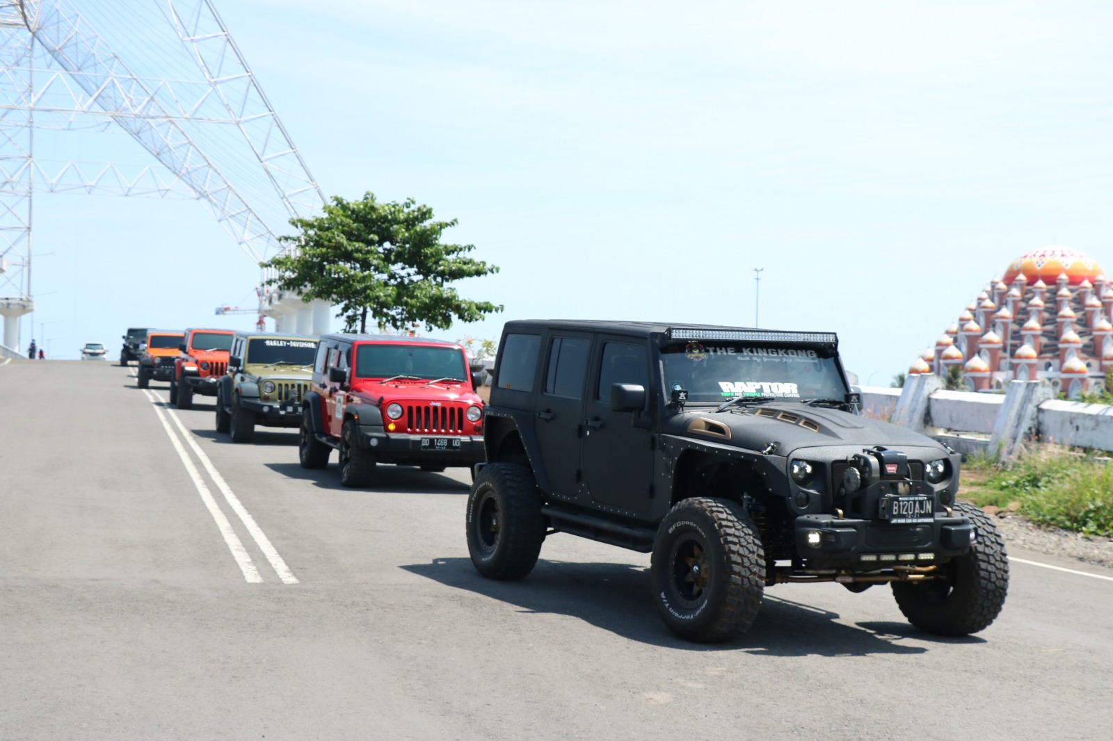 70 Jeep Wrangler Ramaikan City Tour Di Kota Makassar