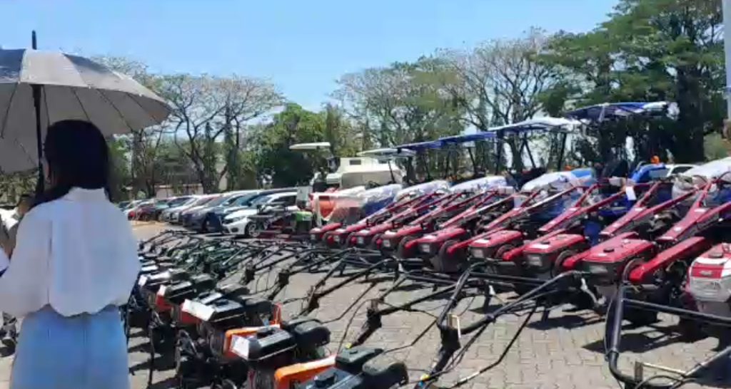 Mentan SYL, Serahkan Bantuan Alsintan dan Benih Hortikultura