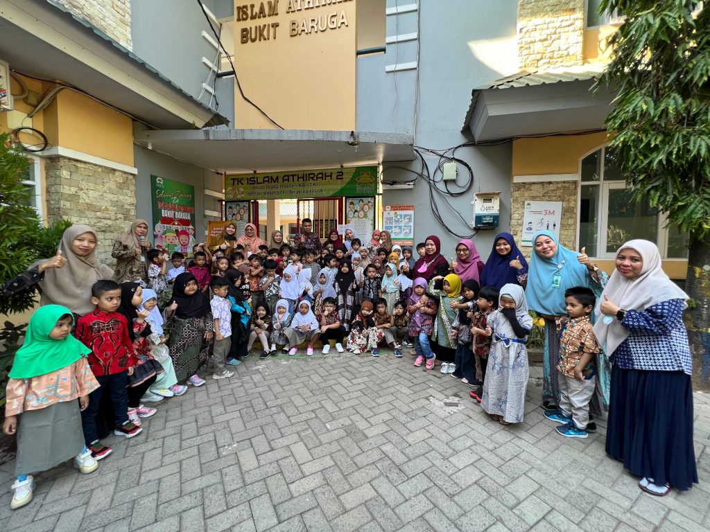 TK Islam Athirah Bukit Baruga Peringati Hari Batik Nasional dengan Memakai Baju batik