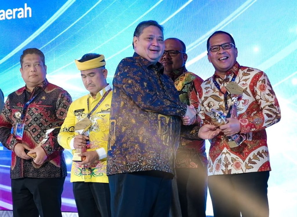 Terima Penghargaan TP2DD 2023 Kota Makassar Terbaik dan Program Unggulan P2DD