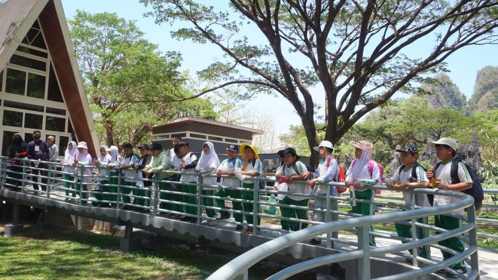 Siswa SD Islam Athirah Racing Centre Kunjungi Dua Gua di Taman Arkeologi Leang-leang