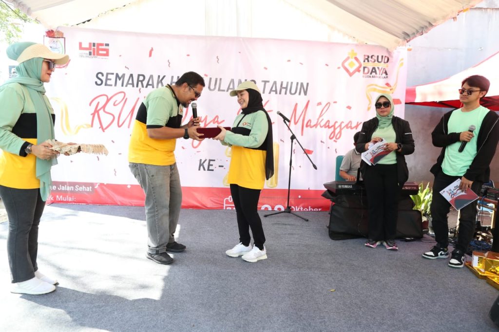 Wakil Wali Kota Makassar, Fatmawati Rusdi lepas peserta jalan santai RSUD Daya Kota Makassar, Sabtu (28/10/2023)