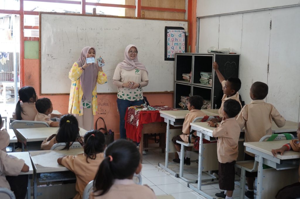 Kalla Translog, Dampingi Anak-Anak Pulau Belajar Calistung