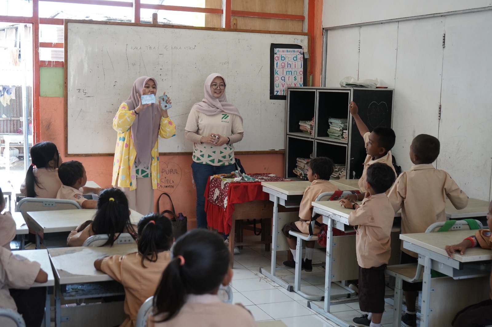  Kalla Translog, Dampingi Anak-Anak Pulau Belajar Calistung