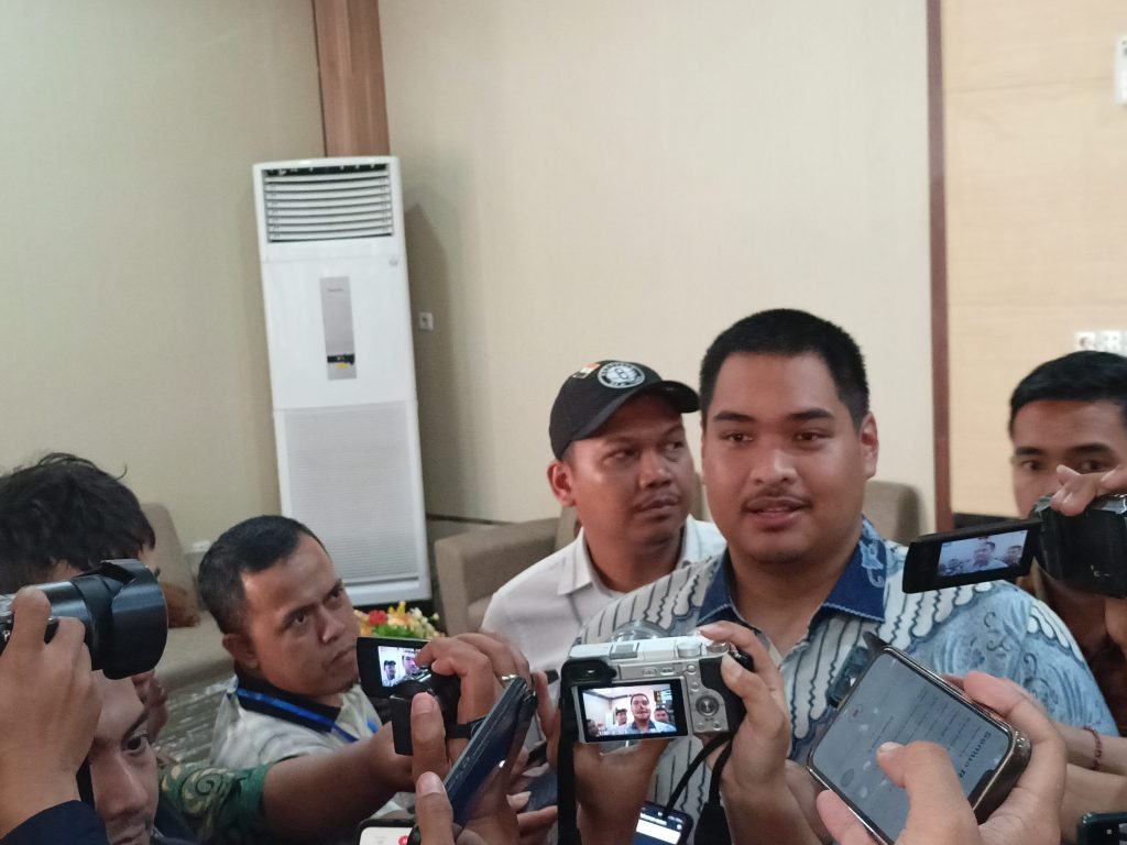 Bersahabat Lama, Menpora Hadir di Pelantikan Wabup Lutim