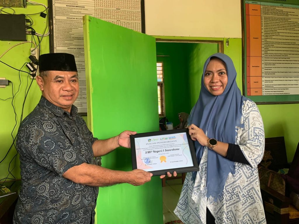 Dosen Fakultas Sastra UMI Adakan Pendampingan Penerapan Keterampilan Menulis Kepada Siswa SMPN 1 SANROBONE