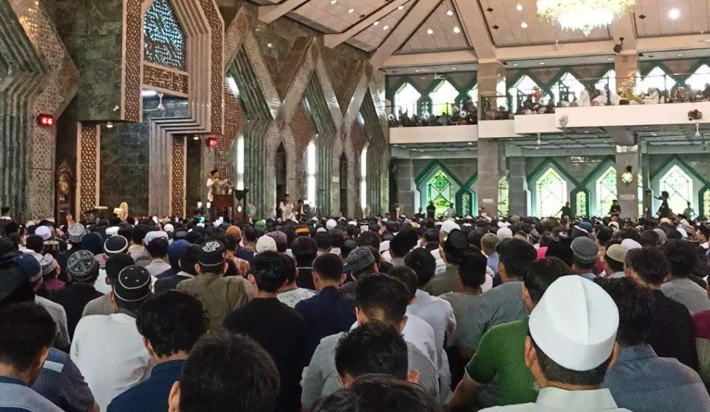 Ribuan Jemaah di Makassar Terpukau Dengar Tausiah Ust. Abdul Somad
