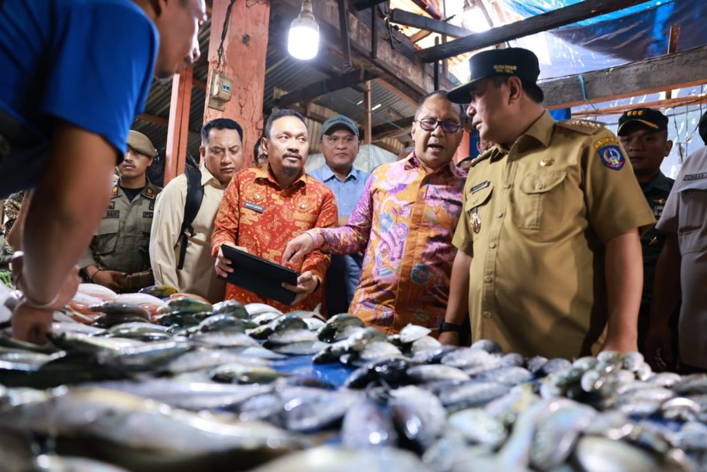Pj Gubernur Sulsel dan Wali Kota Makassar Sidak Harga Pangan di Pasar Panakkukang