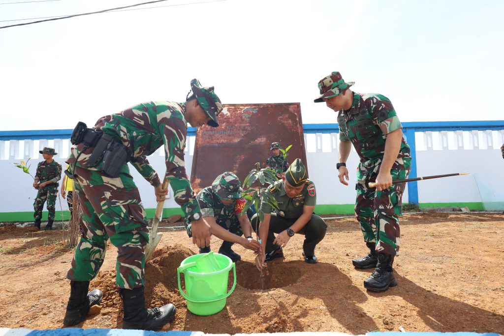 Kodim 1408/Makassar Tanam Pohon Hijaukan Kampung Nelayan Untia