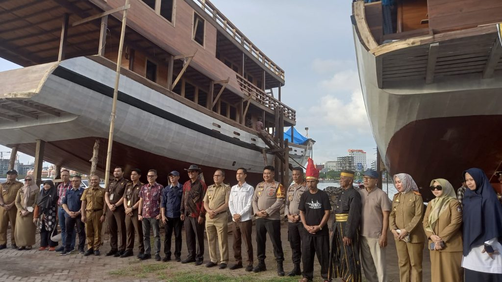 Prosesi Annyorong Lopi Tandai Peresmian Dua Kapal Pinisi Pemkot Makassar