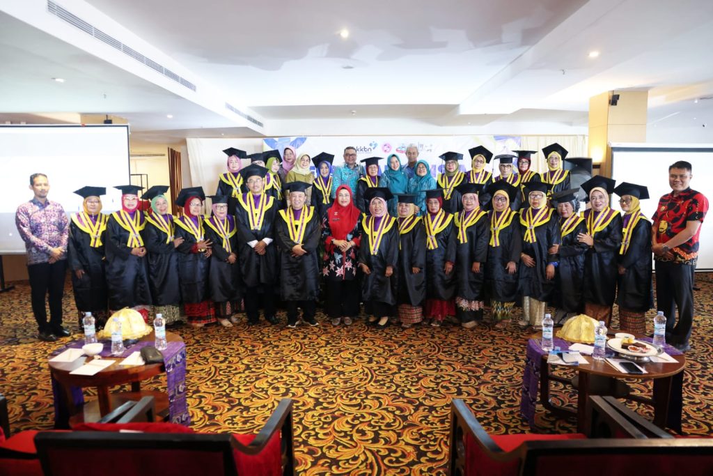 Perdana, BKKBN Sulsel Luluskan 23 Wisudawati Sekolah Lansia Mappadeceng