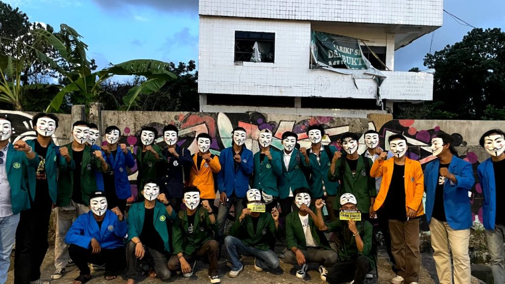 Topeng "V" Simbol Gerakan AMPDS Dalam Perlawanan Politik