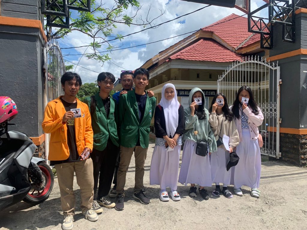 AMPDS, Galang Kekuatan Generasi Milenial dan Gen Z Terlibat Mimbar Demokrasi

Makassar,. Mahasiswa yang tergabung dalam Aliansi Mahasiswa Pro Demokrasi SULSEL (AMPDS) menggalang kekuatan dalam merespon situasi politik terkini. 

Mahasiswa dari puluhan Kampus ternama di Makassar mulai bergerak ke Sekolah Menengah Atas (SMA) membagikan selebaran dan ajakan Tolak dan Lawan Politik Dinasti.

AMPDS hari ini mendatangi setidaknya 9 SMA di Makassar, berdiskusi dan mengajak para generasi Milenial dan Gen Z untuk terlibat dalam Mimbar Demokrasi yang akan berlangsung pada Minggu, 17 Desember 2023.

Menurut Aspar Muin salah satu inisiator Mimbar Demokrasi ini, jika gerakan yang sedang dibangun bagian upaya untuk mengajak anak muda mengambil peran dalam menanggapi situasi politik demokrasi saat ini. 

Terutama praktek kekuasaan rezim yang telah mengangkangi konstitusi dan hukum demi membangun Dinasti Politik yang akan merusak sistem Demokrasi yang telah diperjuangkan saat reformasi.

"Ini gerakan perlawanan anak muda secara sporadik, kami tidak ingin demokrasi berjalan mundur dengan praktek Dinasti Politik yang sedang dipertontonkan secara telanjang seperti yang sudah terjadi belum lama ini di MK, dan dengan menjual gimmick sebagai representasi anak muda, terang Aspar Muin.

Aspar menilai, generasi Milenial dan Gen Z harus dilibatkan secara partisipatif, dan suaranya didengarkan, sangat penting mengajak mereka dalam gerakan menyikapi problem kebangsaan, dan terlibat Panggung Rakyat yang bertajuk *"Anak Muda Selamatkan Demokrasi Indonesia, Lawan Dinasti Politik*".

Senada dengan itu koordinator AMPDS, Moesang menegaskan ini adalah upaya rekonsolidasi kekuatan mahasiswa dan pelajar di Makassar, yang bergabung dengan elemen rakyat miskin kota lainnya.

"Kami sedang menggalang kekuatan, kami tidak ingin kembali dalam situasi kebebasan dikekang, suara dibungkam, dan Nepotisme merajalela, sebagai sejarah Orde Baru berlangsung" ujar Moesang yang juga Aktivisme Mahasiswa Unismuh Makassar.

Upaya penggalangan kekuatan elemen gerakan rakyat ini, khususnya mahasiswa dan pelajar sebagai generasi pewaris Negeri, akan berlangsung hingga puncak kegiatan MIMBAR DEMOKRASI, yang akan dilaksanakan pada Minggu, 17 Desember 2023. 

Dalam Mimbar akan melibatkan tokoh publik, akademisi, penulis, aktifis sosial untuk menyampaikan Orasi Kebangsaan, serta melibatkan berbagai seniman kota Makassar.

"Kami mengajak seluruh elemen gerakan rakyat yang masih peduli pada Demokrasi, dan penegakan Hak Asasi Manusia untuk terlibat dalam MIMBAR DEMOKRASI ini, ini agenda bersama, semua bisa terlibat. Kami membuka partisipasi sebagaimana esensi demokrasi" seru Aspar Muin.(*)