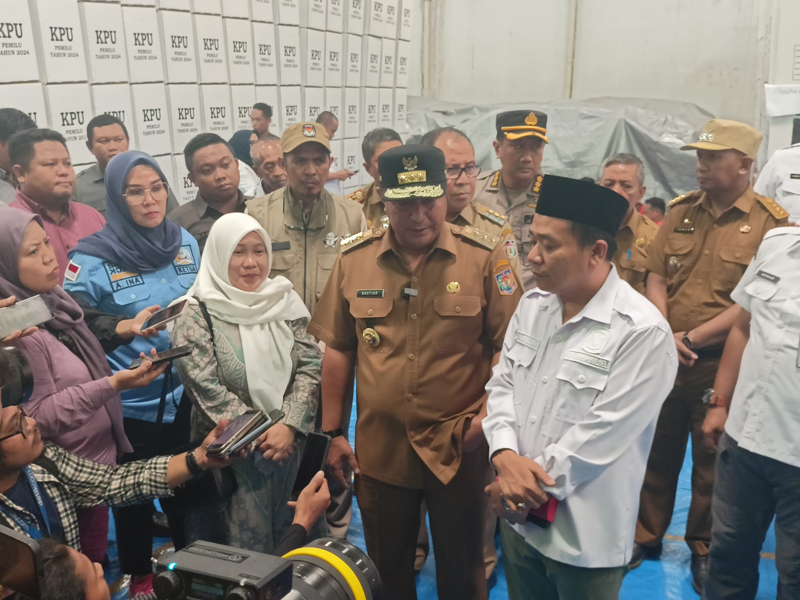  Pantau Surat Suara, Pj Gubernur Optimis Pemilu di Sulsel Berjalan Lancar