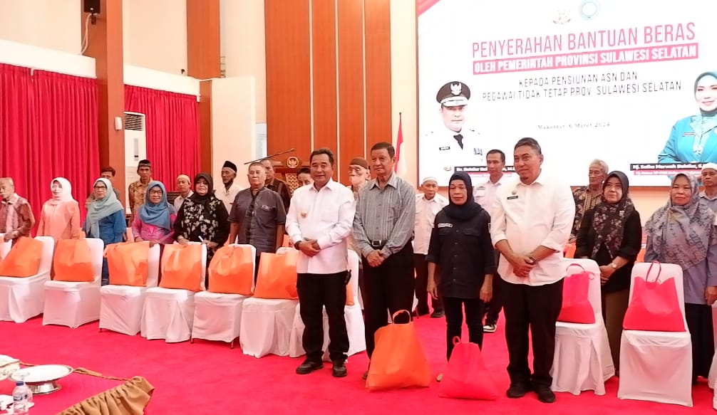Pj Gubernur Bahtiar Serahkan Santunan Ke 263 Purna Bakti Pegawai Pemprov Sulsel