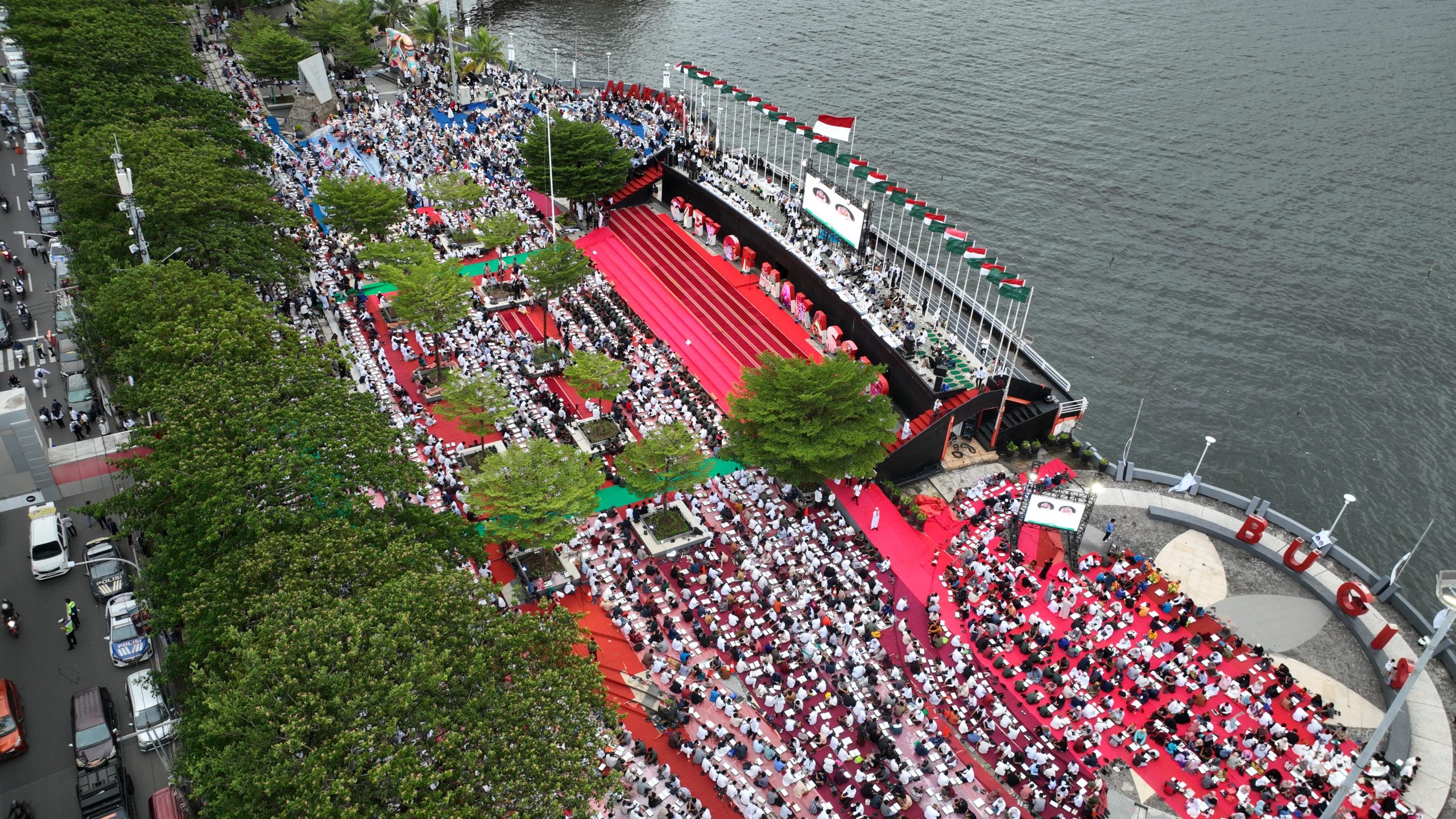 Petinggi dan Dubes Arab Saudi Ikut Bukber Dengan Warga Makassar di Pantai Losari
