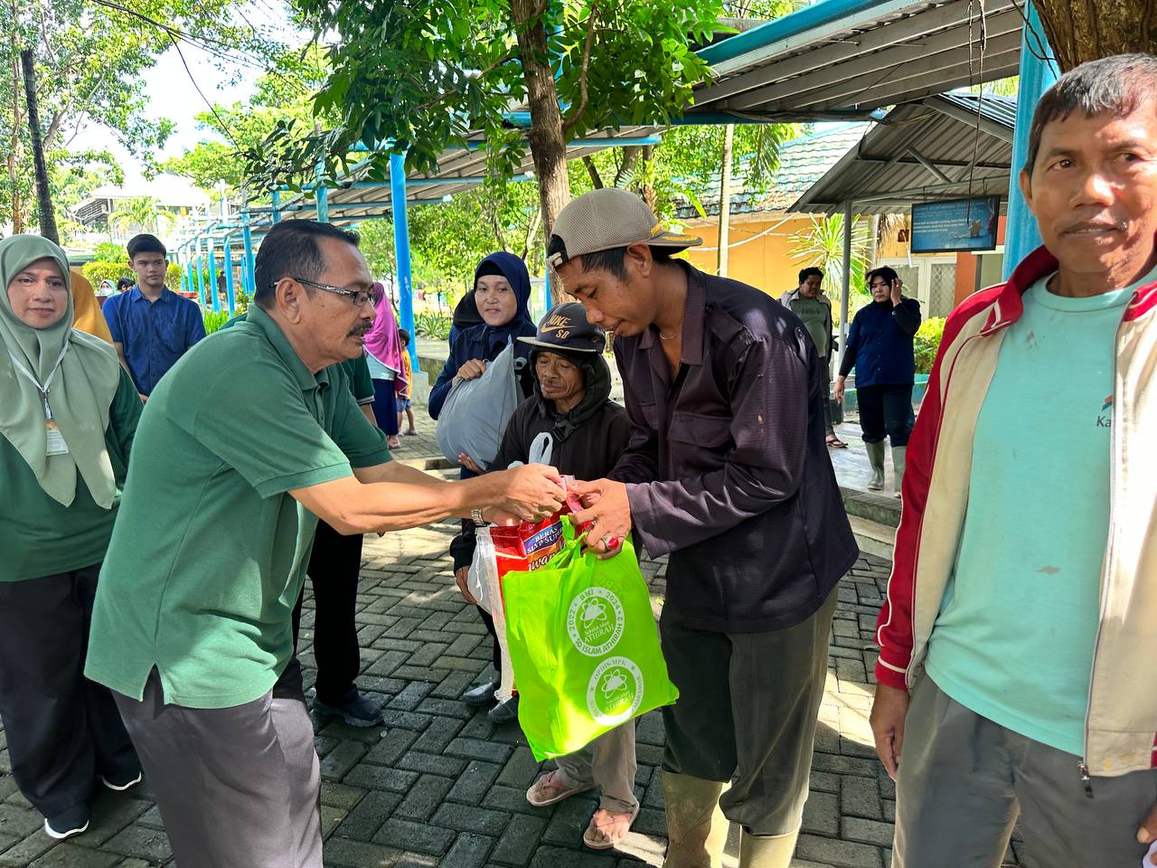 Sekolah Islam Athirah Bukit Baruga Berbagi Kebahagiaan Dengan Kaum Dhuafa