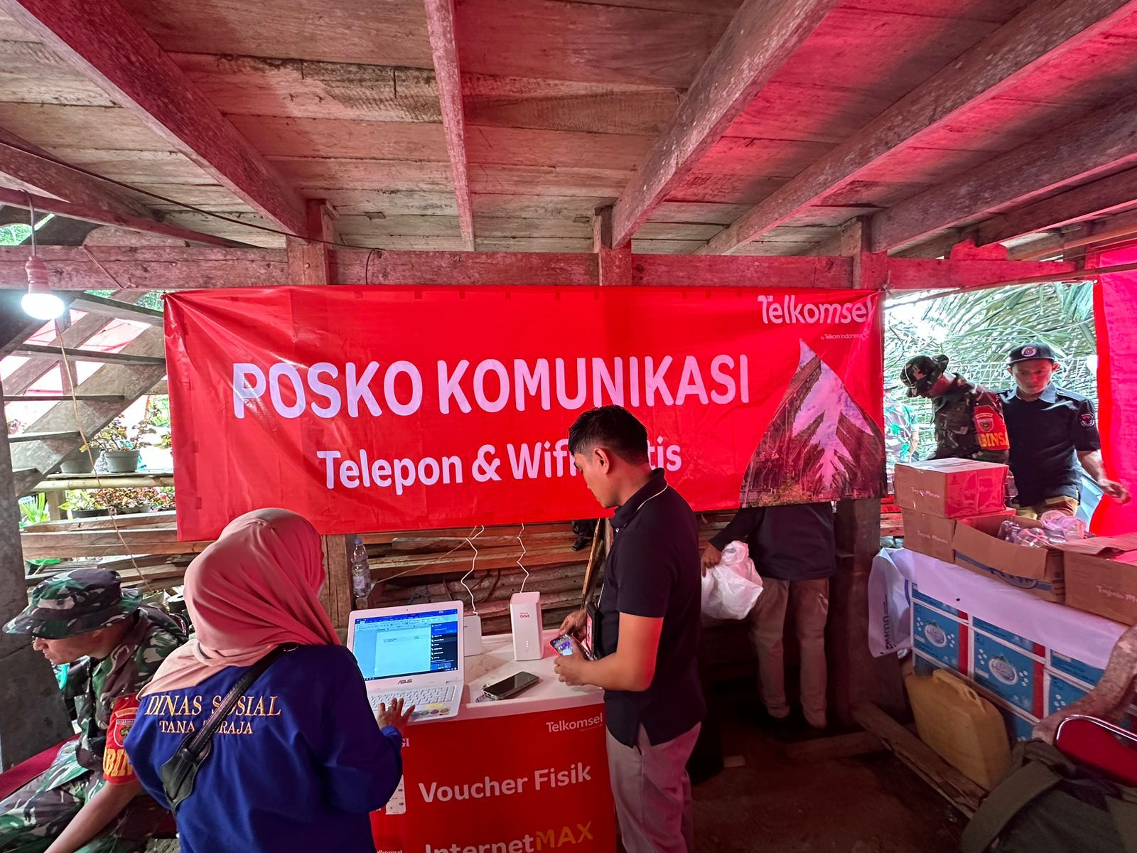  Telkomsel Salurkan Bantuan Ke Masyarakat Terdampak Tanah Longsor