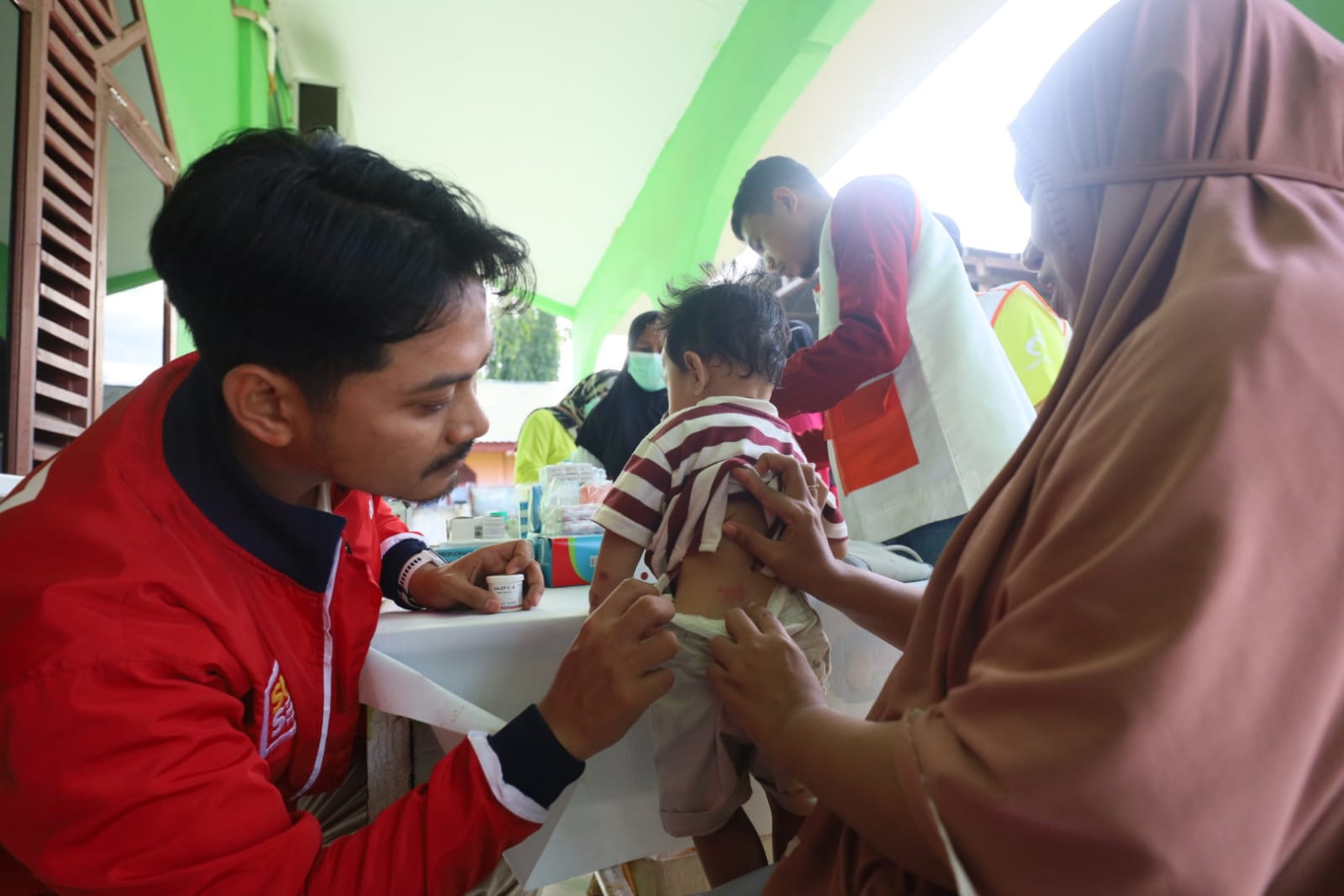  Dokter Udin Pimpin Tim Medis Pemkot Makassar Periksa Kesehatan Korban Banjir Luwu