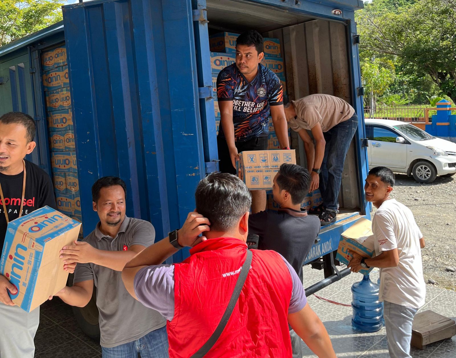  Peduli Bencana di Luwu Telkomsel Salurkan Bantuan