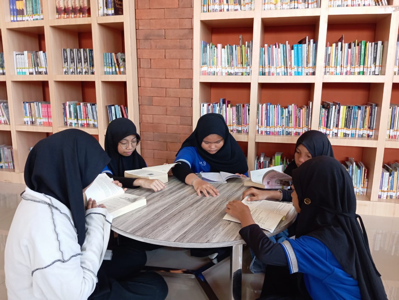  Tingkatkan Literasi Siswa, Sekolah Alam Bosowa Gelar Outing di Perpustakaan