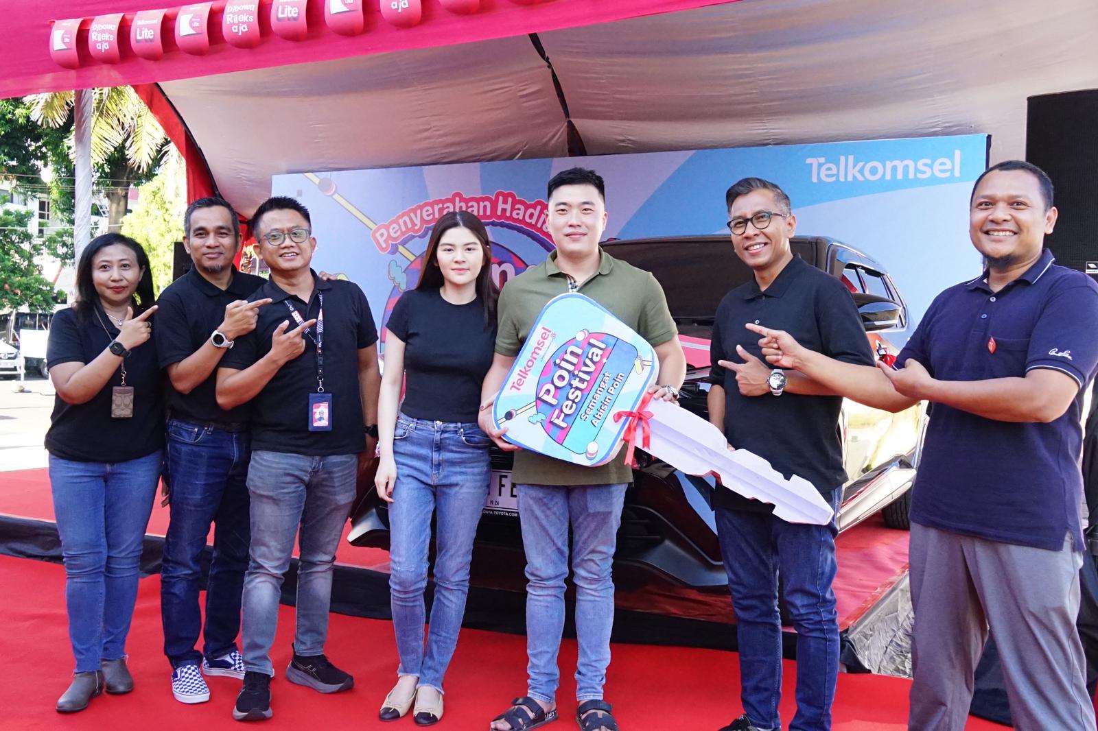  Telkomsel Apresiasi Pelanggan Setia dengan Menyerahkan 1 Unit Mobil