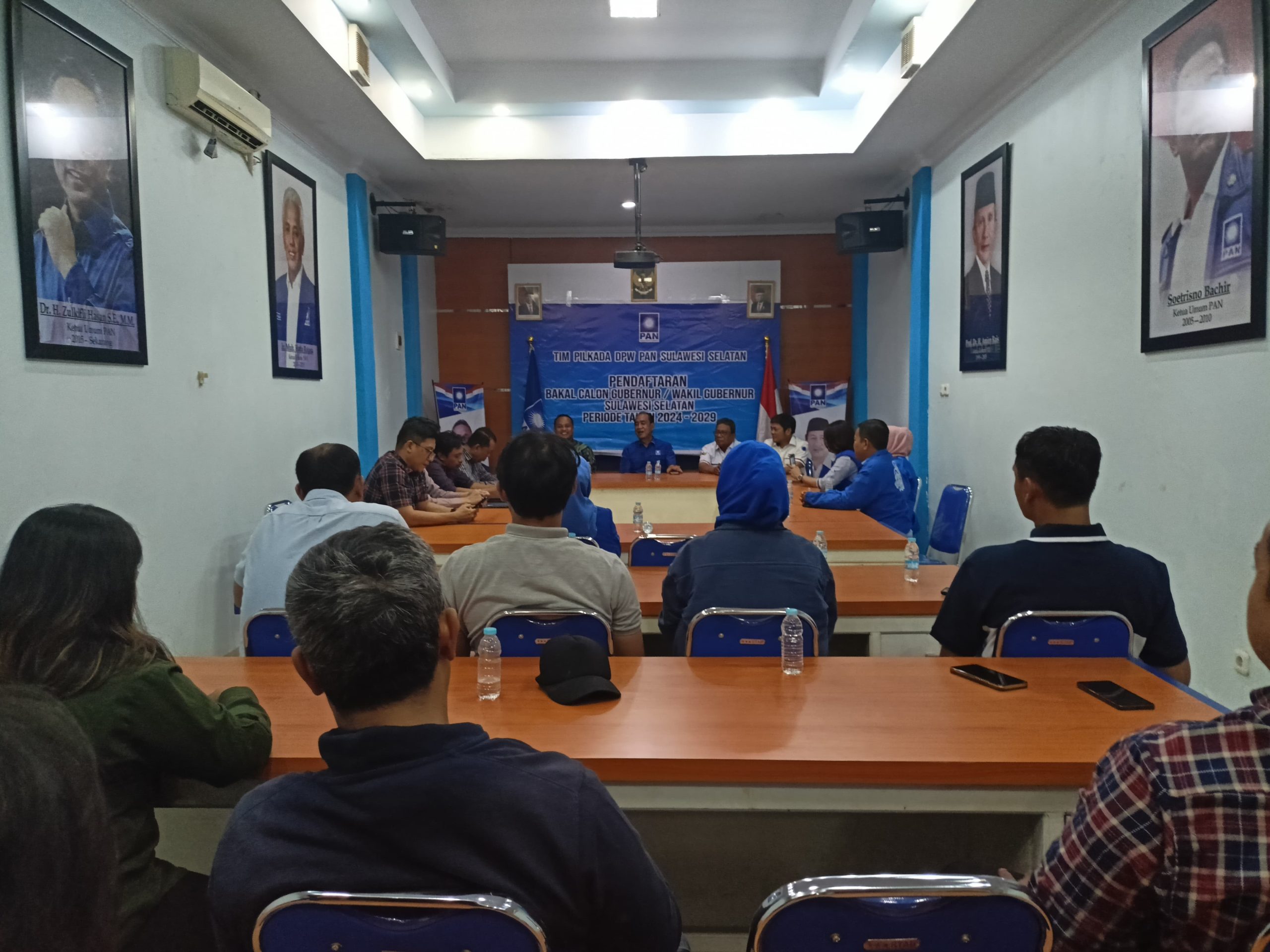 Andi Sudirman Sulaiman Saat Menyerahkan Formulir ke Ketua DPW PAN Sulsel Ashabul Kahfi, Senin, 22 Juli 2024.