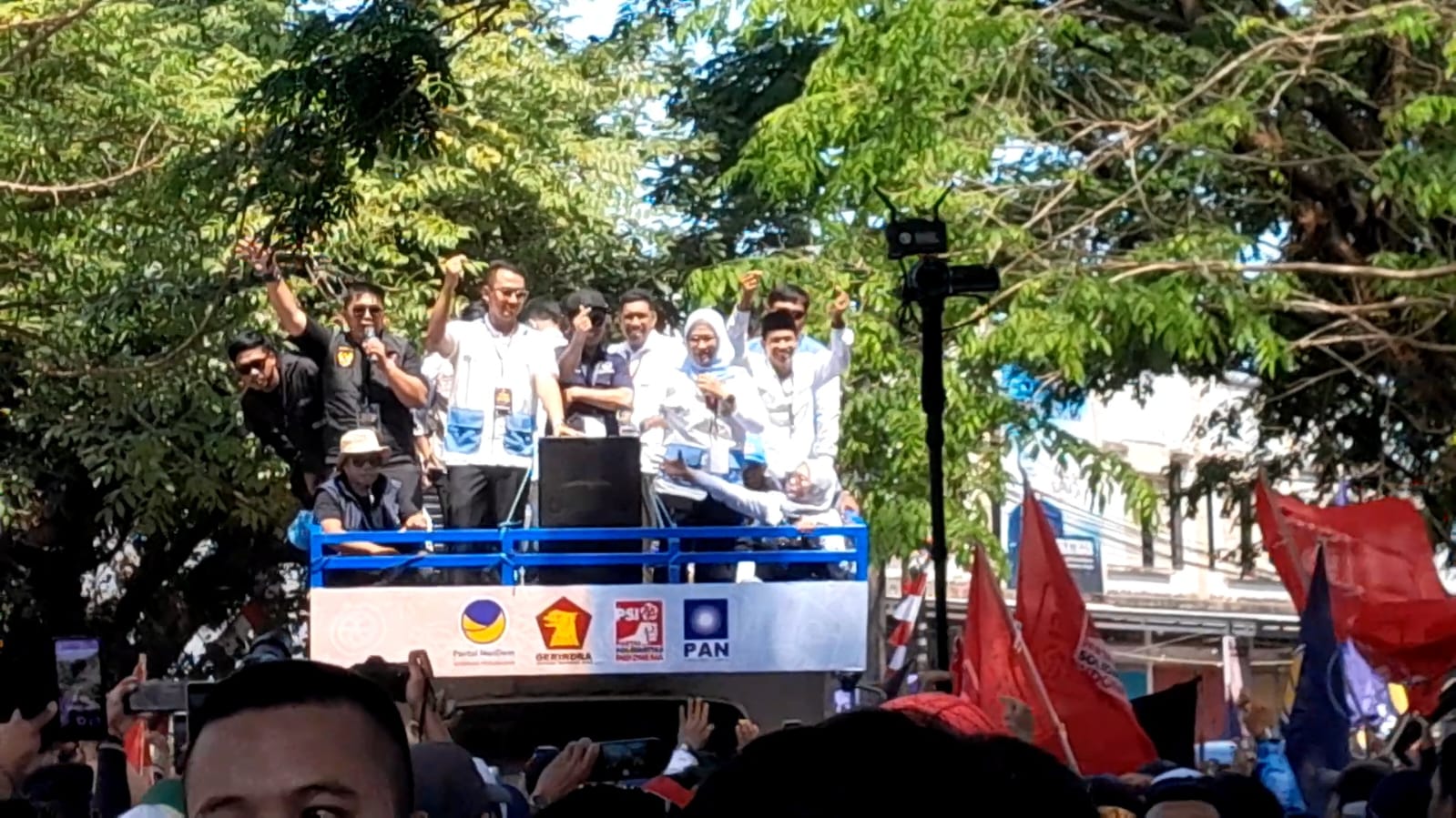 Pertama Daftar Pilwalkot, Andi Seto-Rezki Dikawal Ribuan Panser Ke Kantor KPU Makassar