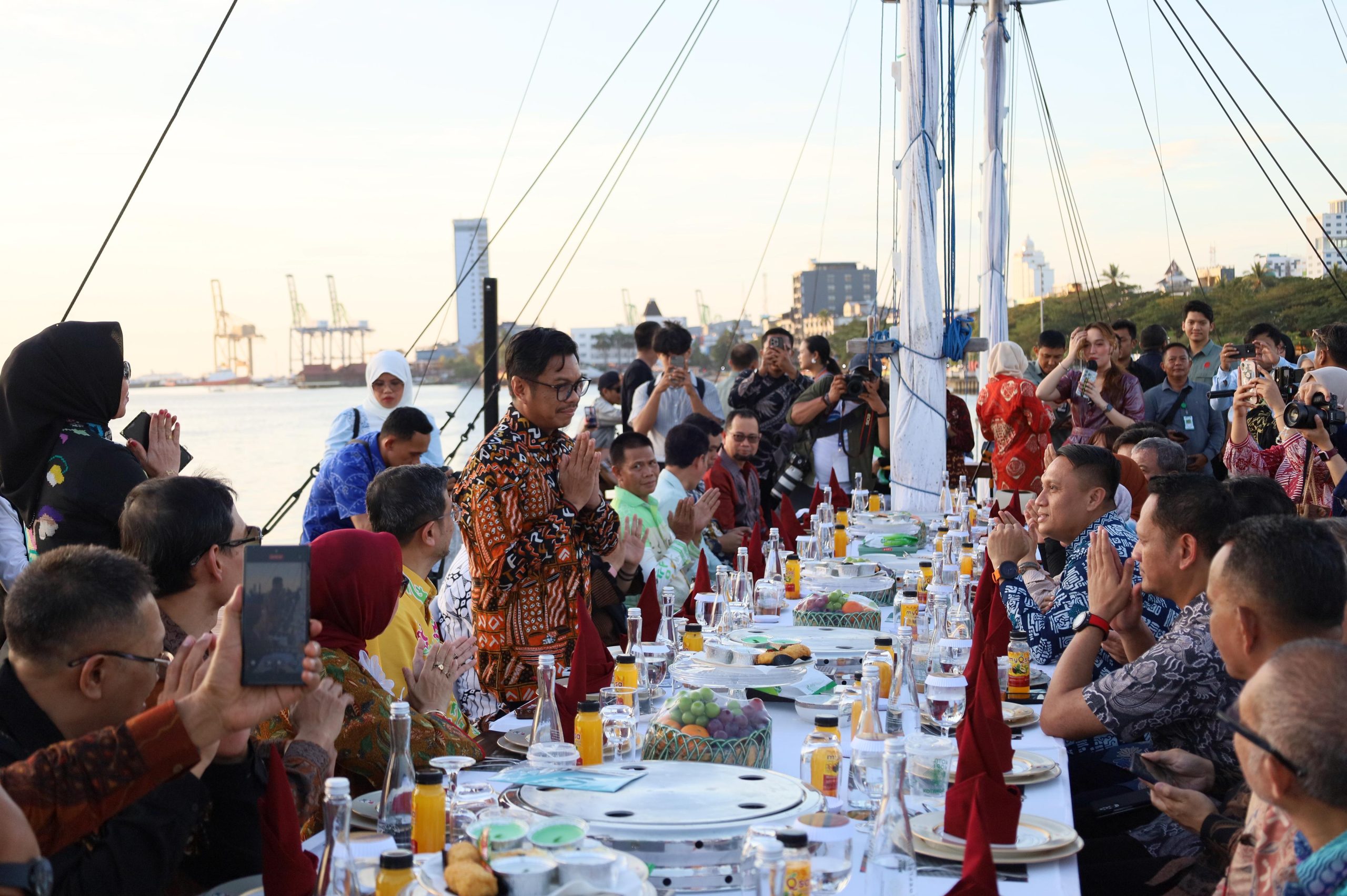  PJ Sekda Makassar Sambut Peserta KIM Fest 2024 dengan Sailing dan Dinner di Atas Phinisi