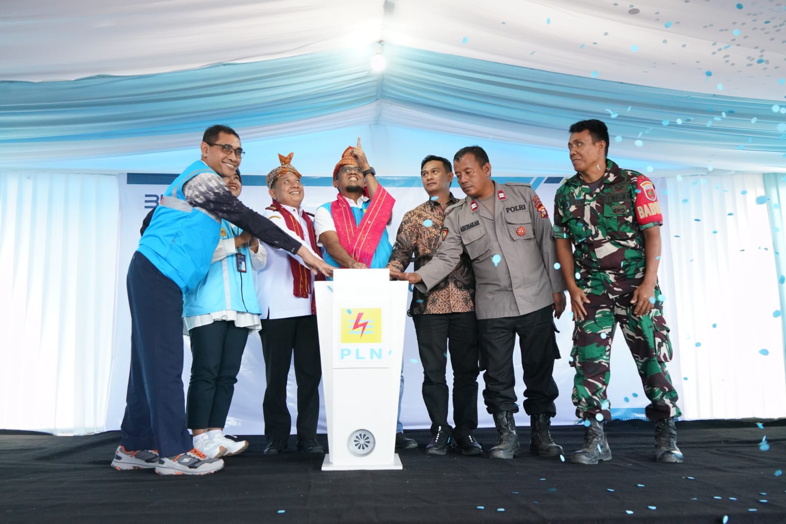  Moment Hari Pelanggang PLN Hadirkan Akses Listrik di 25 Desa di Sulsel