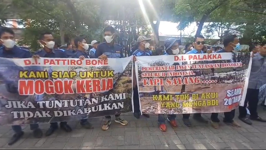  Ribuan Tenaga Honorer Dinas SDA Sulsel Lakukan Unjuk Rasa