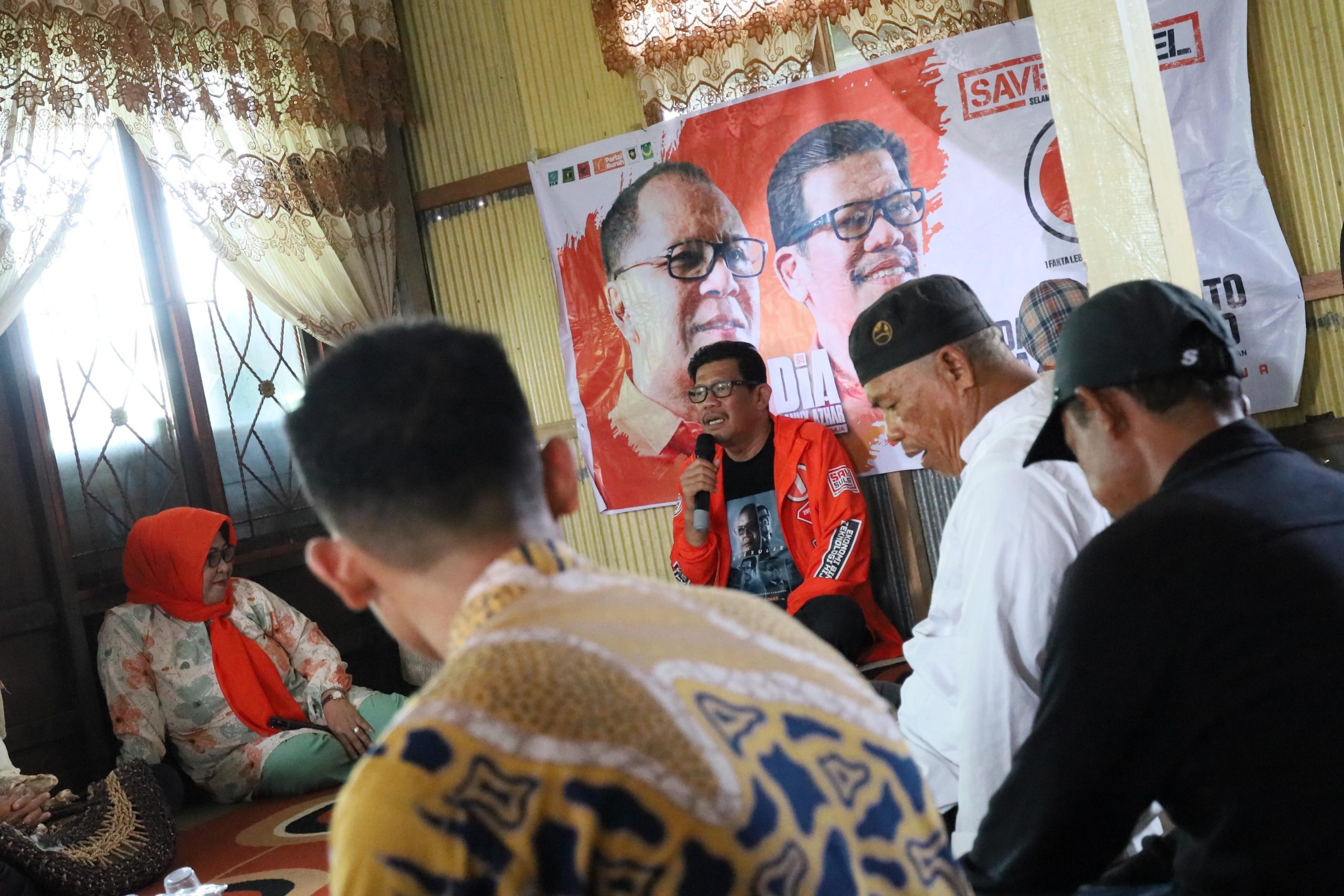  Duduk Bersila Bersama Warga, Azhar Akui Akibat Utang Pemprov Neraca Keuangan Tak Normal