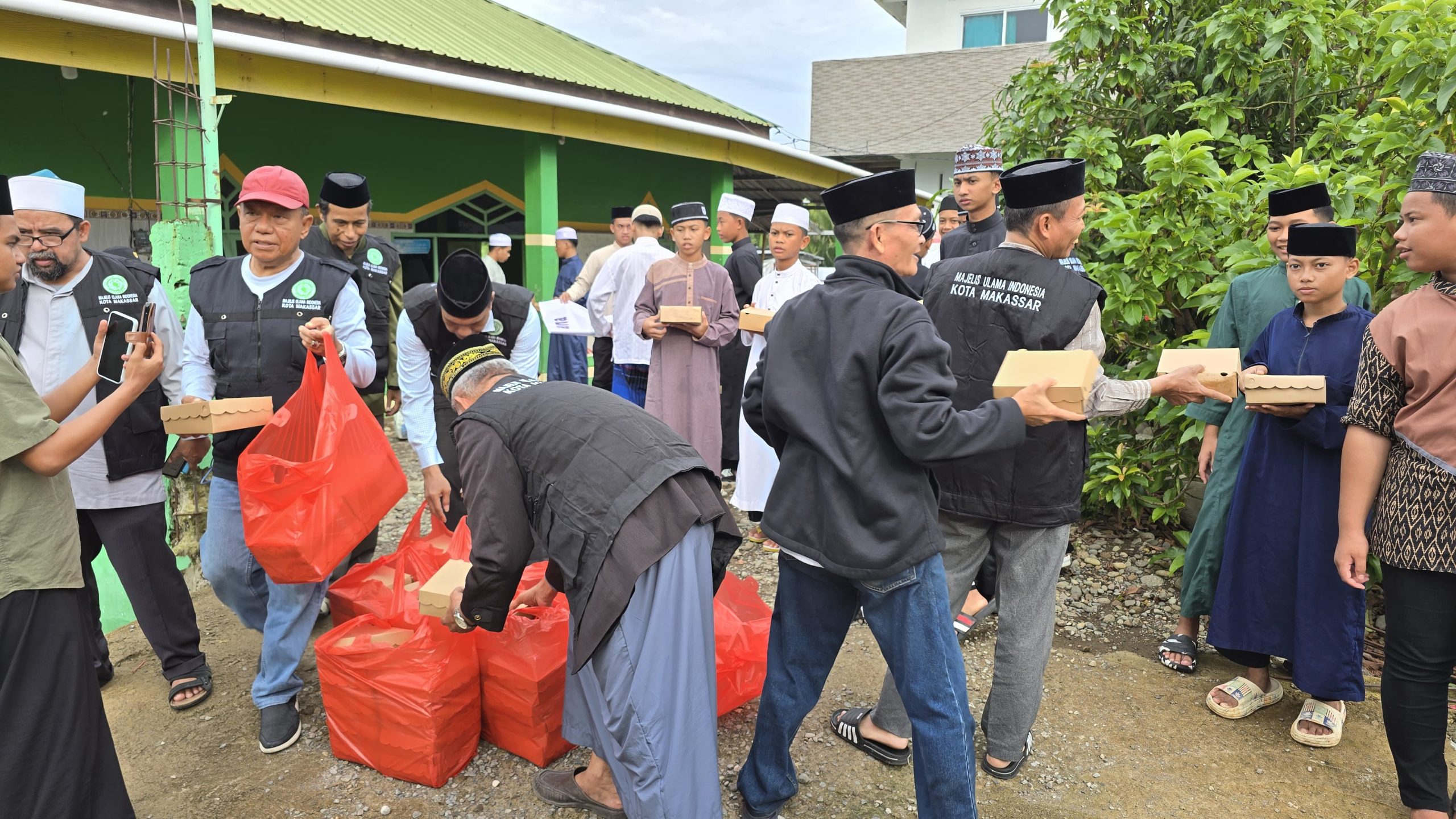  MUI Kota Makassar, Salurkan Bantuan Ke Warga Pengungsi Banjir