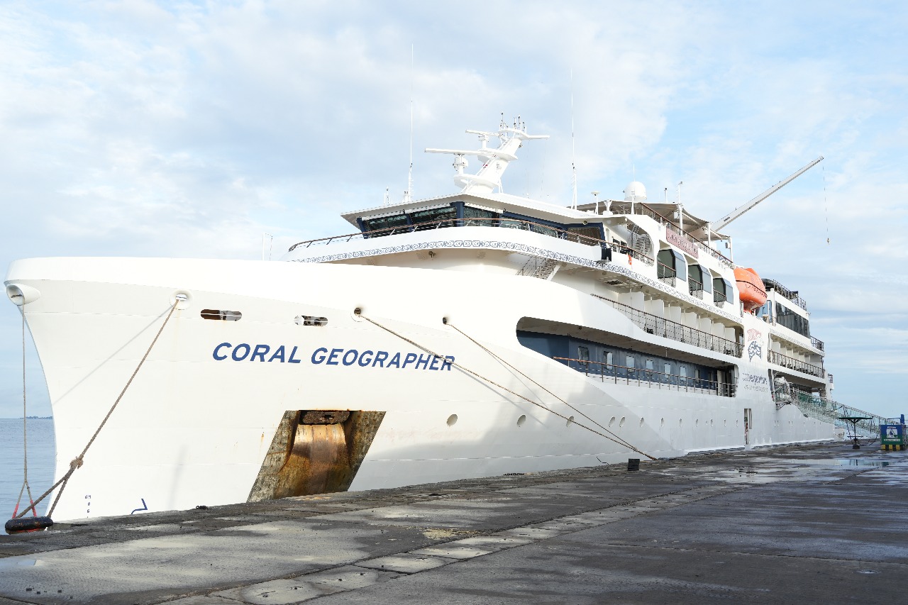 Kapal Pesiar Coral Geographer Sandar di Makassar, Pelindo Dukung Sektor Pariwisata dengan Layanan Prima