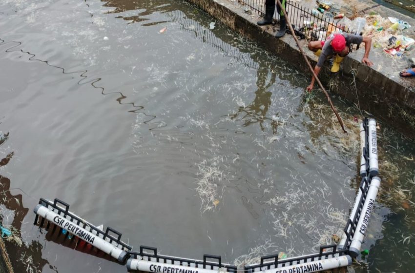  Pertamina Pemasangan Trash Barrier Jadi Solusi Strategis Untuk Tangani Pencemaran Lingkungan