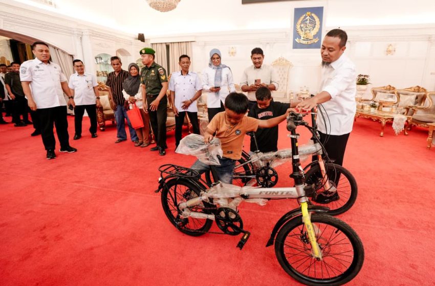  Bocah Pengais Sisa Kue di Upacara HUT ke-80 di Hadiahi Sepeda oleh Gubernur Sulsel