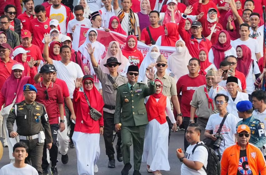  Gubernur Andi Sudirman Kenakan Kostum Bung Karno, Pimpin Jalan Sehat dan Kirab Kemerdekaan