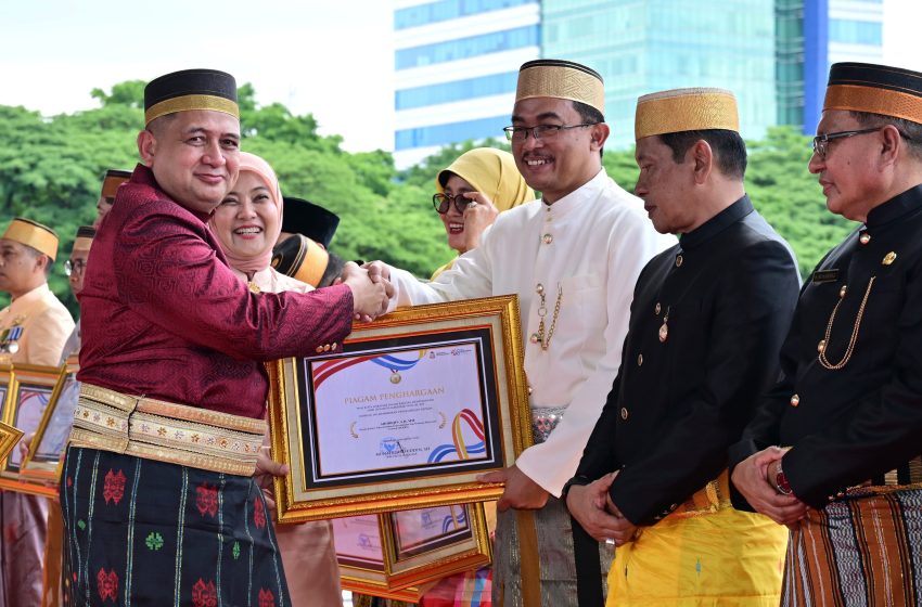  Hut Kota Makassar, Kepala BKKBN Sulsel Raih Penghargaan