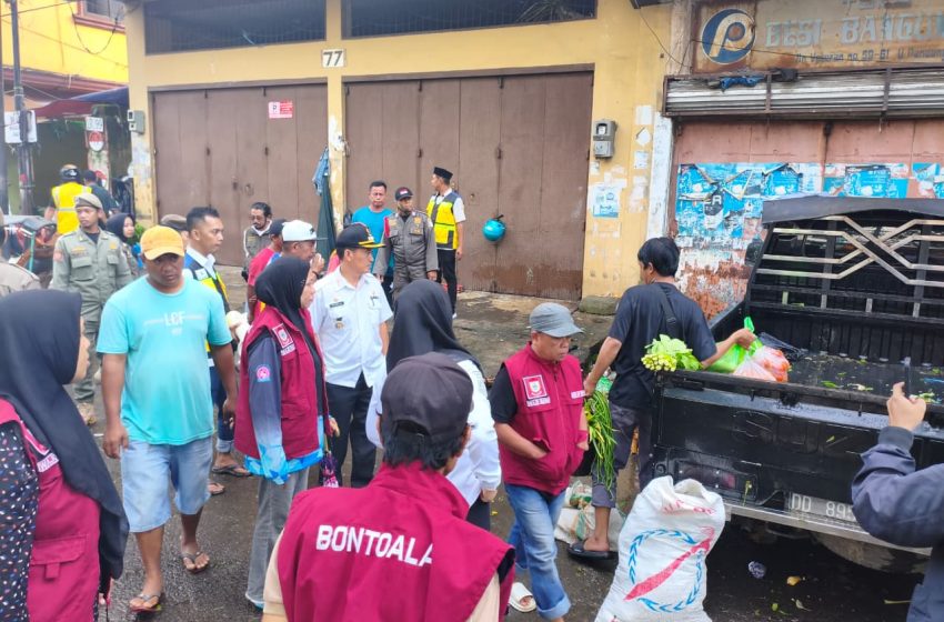  Tertibkan Lapak di Atas Drainase Pemkot Makassar Gunakan Gaya Humanis