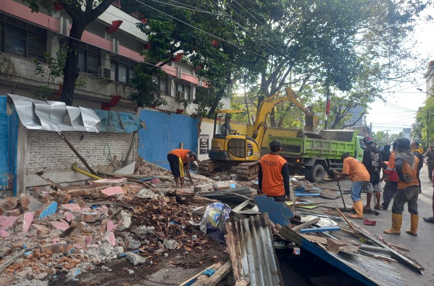  60 Lapak di Makassar Dibongkar Sendiri, 500 Petugas Turun Tangan Bersihkan”