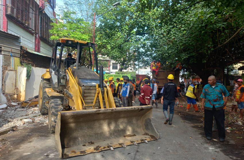  Puluhan PKL di Makassar Bongkar Lapak Sendiri