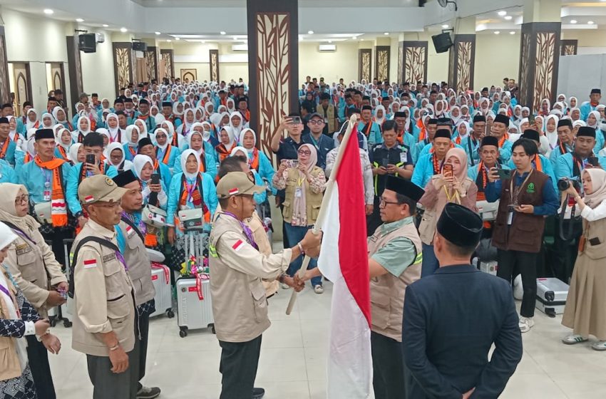  Lepas Kloter 8 Pinrang, Ketua PPIH Makassar Tekankan Syukur, Kesehatan, dan Kepatuhan Aturan